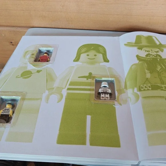 LEGO Minifigure Year by Year: a Visual History Figures Included 9781465414113 - Picture 7 of 8